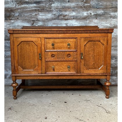 Early 20th Century Jacobean Style English Oak Sideboard Early 20th Century Jacobean Style English Oak Sideboard