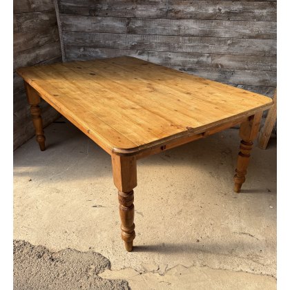 A Wonderful Early 20thC Farmhouse Pine Dining Table