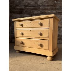 A Small Victorian Pine Chest Of Drawers A Small Victorian Pine Chest Of Drawers