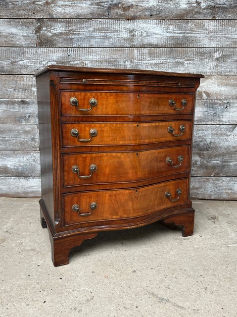 Beautiful George III Mahogany Serpentine Chest Of Drawers