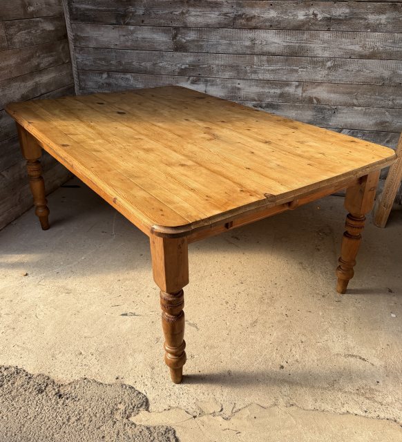 A Wonderful Early 20thC Farmhouse Pine Dining Table
